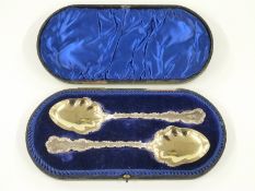 Cased pair of Edward VII hallmarked silver dessert or fruit spoons with gilt wash bowls, Sheffield