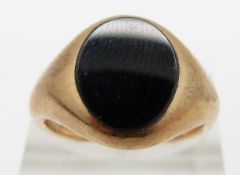 An 9ct gold ring set with onyx, 7.8g, size Q