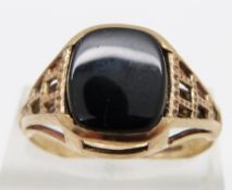 A 9ct gold ring set with onyx, 3.4g, size T