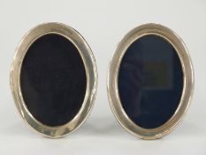 A pair of modern hallmarked silver oval photograph frames with easel backs, Sheffield 1985 maker