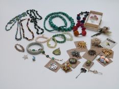 A collection of costume jewellery including agate bangle, agate bracelet, vintage brooches including