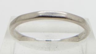 A white metal wedding band, 3g, size R