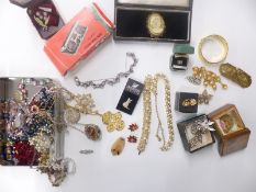 A collection of costume jewellery including agate necklace, silver necklace, Art Deco clip,