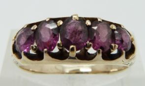 A 9ct gold Victorian/ Edwardian ring set with five graduating garnets, size L