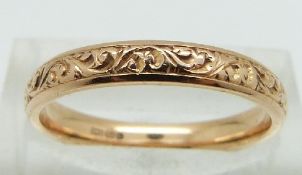 An 18ct gold wedding band with engraved decoration, 3.3g, size N