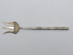 Chinese white metal pickle fork with silver marks for Wing Nan of Hong Kong, length 19.5cm, 36g.
