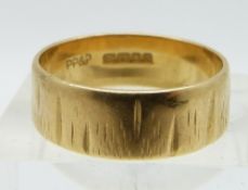 An 18ct gold wedding band with textured design, 4.5g, size M/N