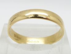An 18ct gold wedding band, 2.9g, size P