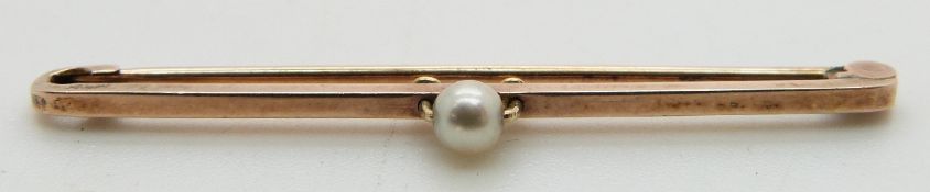 A 9ct brooch set with a pearl, 1.6g, 4.4cm