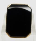 A 14ct gold ring set with an emerald cut onyx plaque, 6g, size K