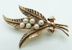 A 9ct gold brooch set with pearls in the form of fern leaves, 4.1g