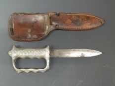 WWI Australian 'knuckle knife' with leather sheath, blade length 15cm