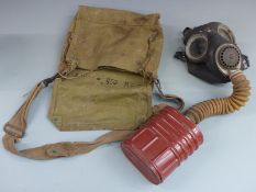 British Army WWII No4A 1940 respirator canister and bag