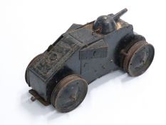 Tri-ang clockwork tinplate model tank, 25cm long