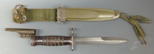 USA MI carbine short bayonet with barrel end sheath with webbing fitting. Blade length 16cm.