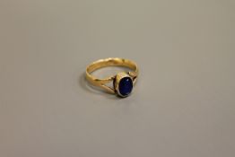 An 18ct gold sapphire ring, size O.