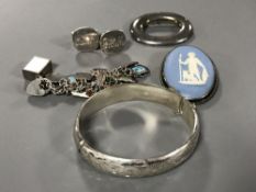 A collection of assorted silver jewellery