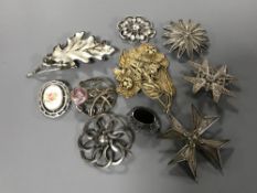 Ten silver brooches (10)