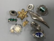 Ten silver brooches (10)