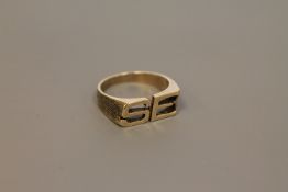 A 9ct gold ring with initials 'S E'