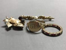 Four items of 9ct gold jewellery to include a pearl mounted bar brooch, Gentleman's signet ring,