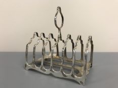 A silver toast rack, Sheffield 1910, James Deakin and Son, 139g.