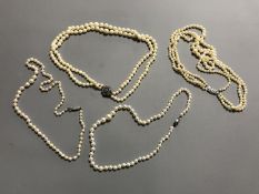An early twentieth century triple strap of pearls,