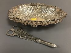 A fine silver grape bowl, Ackroyd Rhodes, Manoah Rhodes and Sons Ltd, London 1897, 399.