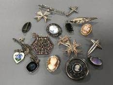 A collection of silver jewellery including enamel heart (16)