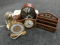 A tray of mid twentieth century mantel clocks, anniversary clock under shade,