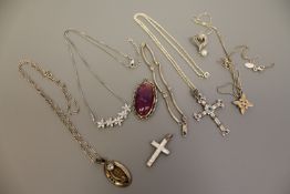 A collection of assorted silver jewellery