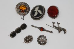 A collection of silver jewellery