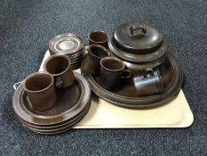 A tray of nineteen pieces of Arabia pottery tea and dinner ware
