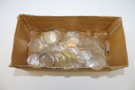 A large quantity of wristwatch/pocket watch glasses