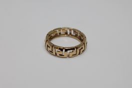 An 18ct yellow gold Versace ring, size O/P, 4.5g.