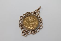A 1910 gold sovereign within 9ct gold mount, 13.3g.