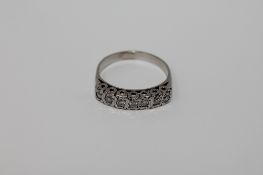 A seven stone diamond ring on white metal shank, size O, 3.9g.