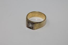 An 18ct Gentleman's old cut diamond solitaire ring, size T, approximately 1ct.