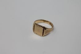 A 9ct gold signet ring, 5.8g.