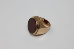 A large agate ring stamped 9ct, 17.7g.