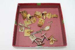 A collection of vintage cufflinks (Q)