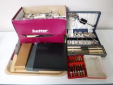 A tray of boxed and un-boxed table cutlery