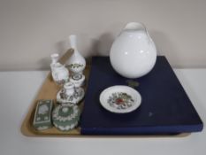 A tray containing boxed Aynsley Cottage Garden cake plate and knife,