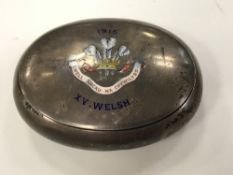 An oval silver snuff box - Mappin & Webb, Birmingham 1914,