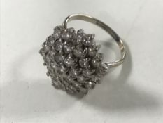 An 18ct gold diamond cluster ring, approximately 2.2 carat, 9.