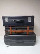 A Samsonite hard shell luggage case with keys,