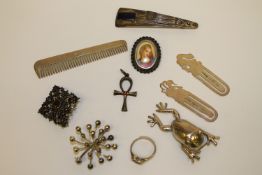 A collection of silver jewellery