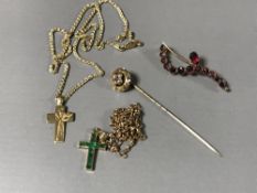 A collection of 9ct jewellery to include - a garnet brooch, green stone set crucifix and chain,