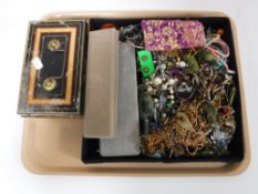 A tray containing assorted costume jewellery,