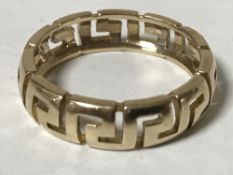 An 18ct yellow gold Versace ring, size O/P, 4.5g.
